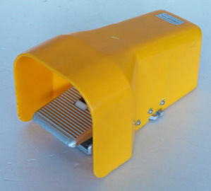 Yellow / Blue Pneumatic Manual Valve 4F210-08G Foot Air Valve Dengan Melindungi Cover